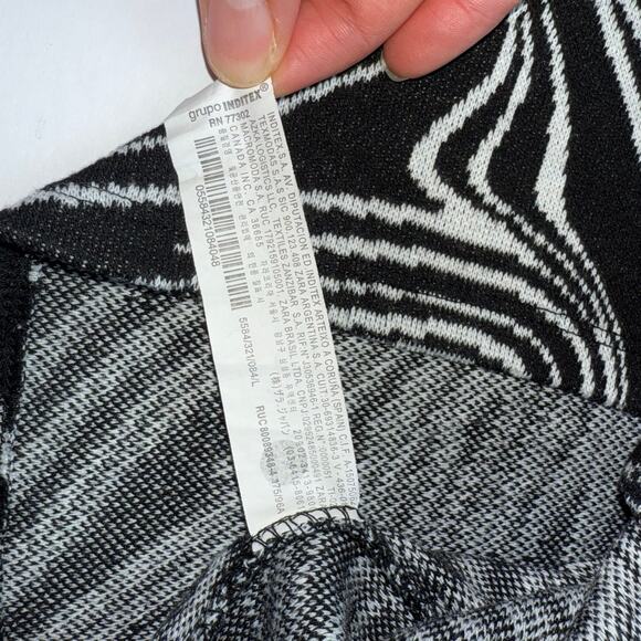 Zara Abstract Print Crop Top  Size L Black White Long Sleeve Keyhole Cutout Y2k - Picture 5 of 13